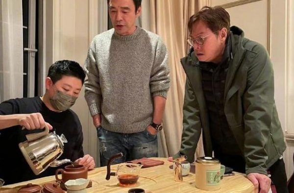 钟镇涛上海豪宅似会所，邀谭咏麟佘诗曼聚会，喝红酒玩牌太滋润