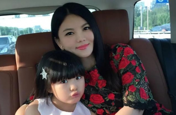 林峰女儿出生即巅峰，百亿姑妈刷黑卡买礼物，这就是真正富养吗？