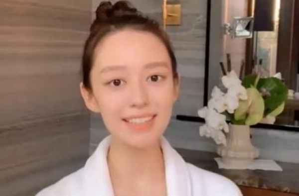 吉娜孕6月穿浴袍出镜，深v配肉色打底尽显身材，不怕郎朗吃醋？