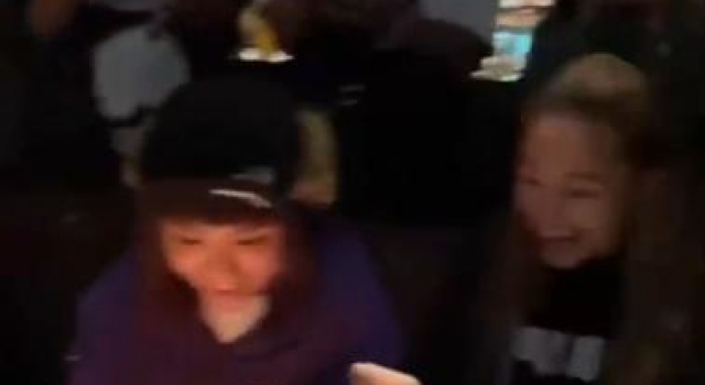 吴映洁切蛋糕庆小鬼冥诞，小鬼女友笑容满面，曾被批消费逝者