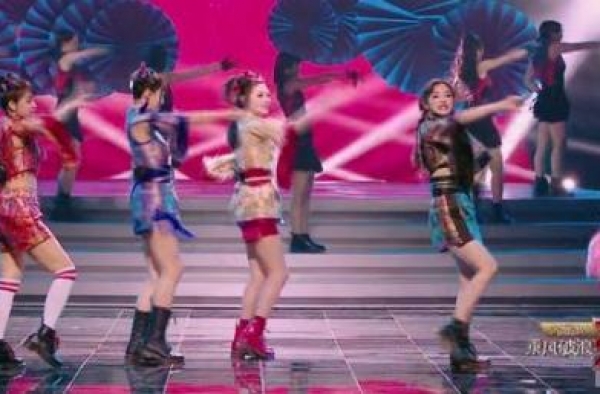 金莎怼脸照被公开，大圆脸很是抢镜，皮肤状态宛如少女