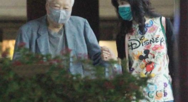 王力宏56岁岳母疑与83岁富商交往，举止亲密，男方走路需搀扶