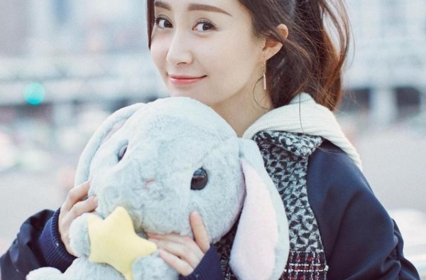 5岁进娱乐圈出道28年零绯闻，33岁未婚被疑整容，身世很可怜