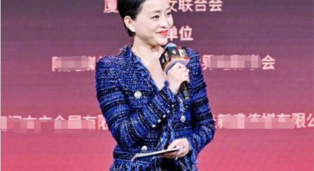 杨澜表面很知性，其实就是一个普通老年人，化了妆也难掩苍老
