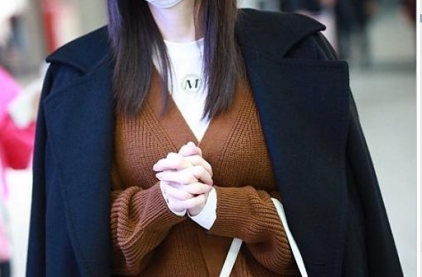 江疏影真是太会穿了，一件黑色大衣玩转4种搭配，果然是衣架子
