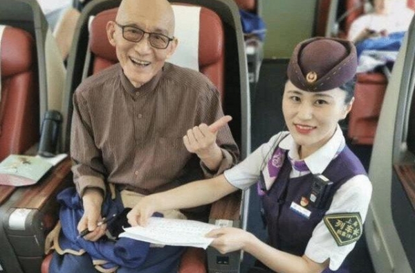 “济公”游本昌乘高铁，工作人员要签名，结果“神仙”写满一页纸