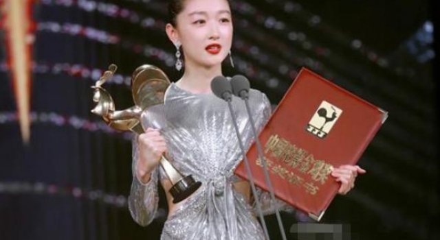 为啥周冬雨年纪轻轻却大有作为？看看她背后的男人多厉害就明白了