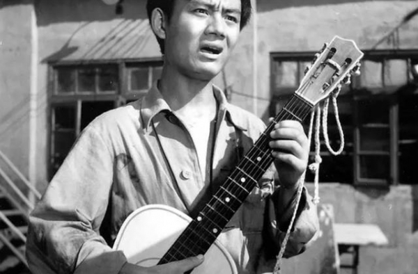 《半张订婚照》曲新德，卢青娶张云立女张虹，定居日本成油腻大叔