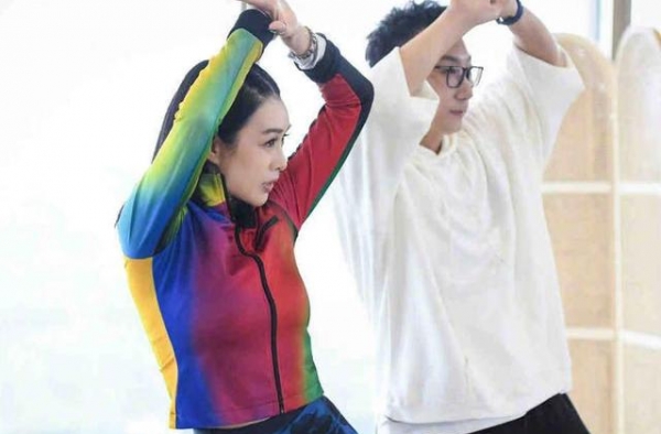 钟丽缇真要俏！穿彩色健身服秀细腰，身材前凸后翘难怪迷倒张伦硕