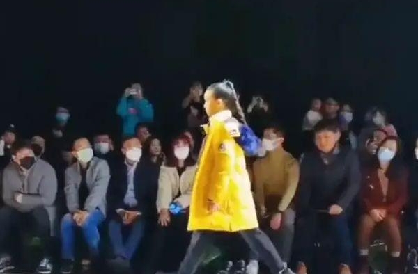 张庭女儿为大牌走T台！多次被嘲，首次走秀观众表情显冷漠