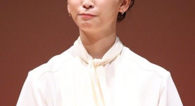 知名女星离婚后独养三儿女，为挣抚养费再拍戏，前夫在其孕期出轨