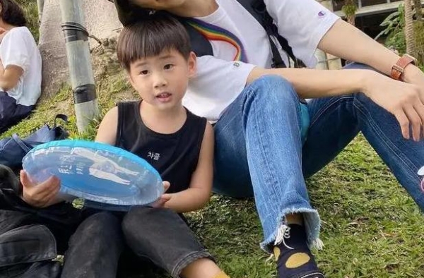 Ella脂肪瘤成功切除，称是恶性就提前退休，老公透露目前安好