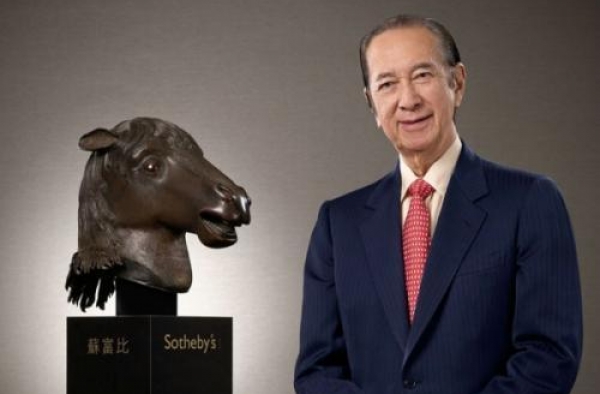 感动！何超琼为赌王完成遗愿，并前往墓地告诉父亲好消息