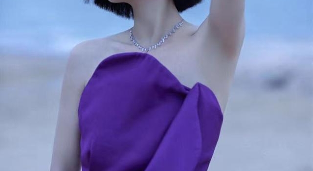 谭卓穿出女人味！紫色长裙展现完美身材，明媚又温柔