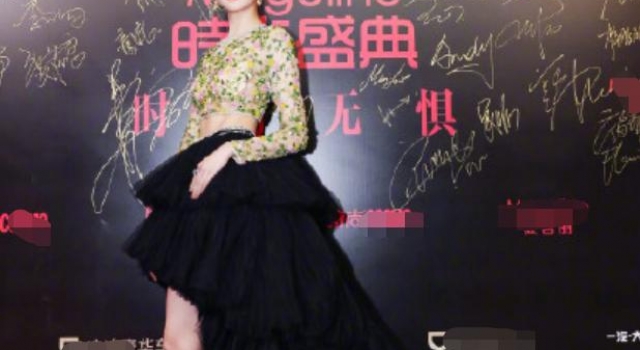 关晓彤穿紧身衣炫腹肌，大胆露出内衣垫子，故意抬手遮挡显娇羞