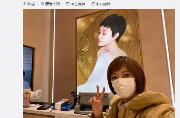 孙俪与自己广告牌合影，被指一件羽绒服穿十年，经纪人忍不住喊话