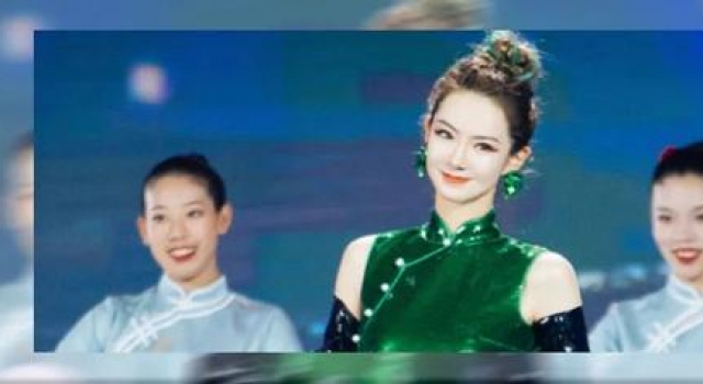 总以为戚薇的绿色旗袍不好穿，来个同款就真香