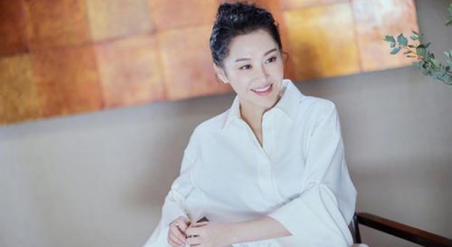 许晴哪像51岁的人？穿毛衣套装温柔减龄，无奈弯腰驼背拉低气质