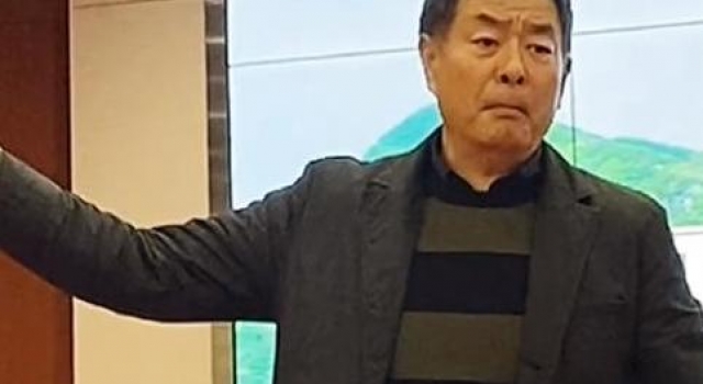 67岁濮存昕授课照曝光，满脸皱纹显憔悴苍老，现场朗诵令人震撼