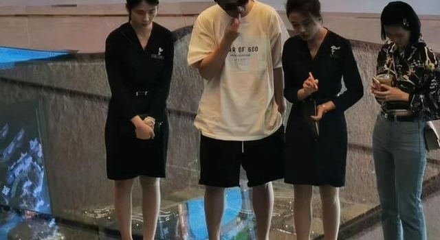 王思聪海岛度假，7位美女围绕身旁，弯腰合照小肚腩意外抢镜