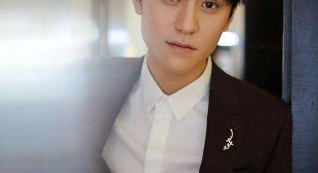 杨紫前任秦俊杰曝新恋情？亲密牵手疑似同居，近年男方绯闻不断