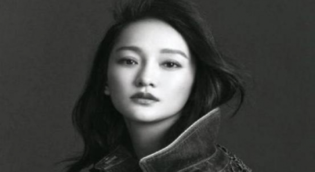 周迅放飞自我似大妈？裹条浴巾现身机场。与8个男人的情史太丰富