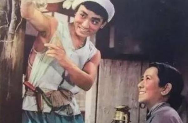 她是银幕上“胖大嫂”，丈夫是郭振清，郭振清有个遗憾是没能入党