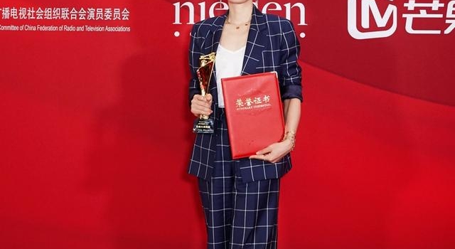 马伊琍穿西装遇上劲敌，同框杨幂西装配小黑裤，腿长比例更出众