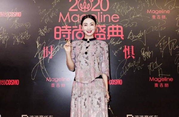 奔五的女人该怎么穿？陶虹的大衣搭配很值得借鉴，知性又优雅