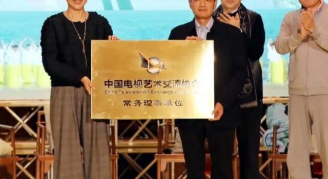 60岁黄宏头发稀疏显苍老，免职后带闺女拍戏，女儿高颜值太像妈