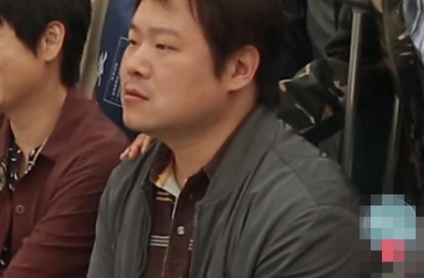 35岁岳云鹏近照疑秃顶，面容憔悴赘肉多，颅顶头发快掉没