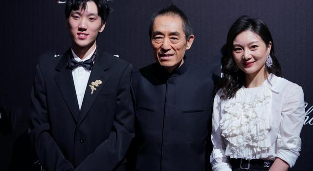 张艺谋罕携妻儿参加活动，陈婷状态好不输女明星，张壹男子承父业