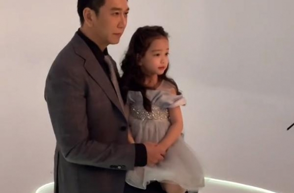 温兆伦晒小20岁娇妻，5岁女儿像混血，渣男始祖三婚终于收心？