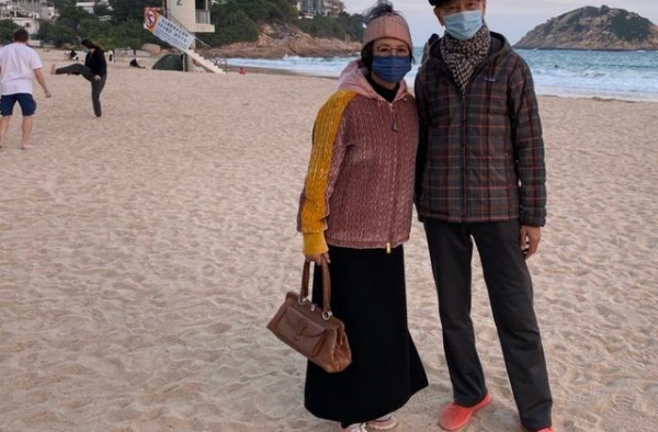 汪明荃罗家英牵手出游，穿着朴素显孤独，49年前流产后至今无子