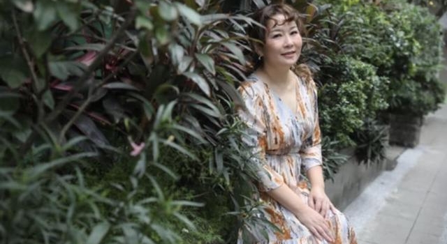 50岁歌后学骑马助孕，因太拼致肋骨受伤，曾花两百万求子却无果