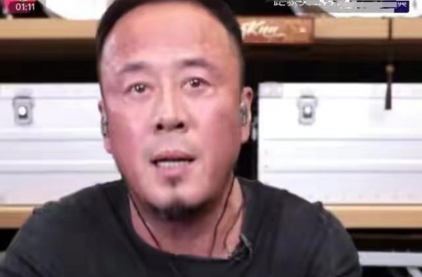 杨坤发文回应“被质疑醉酒后直播带货”一事：在三亚晒伤了