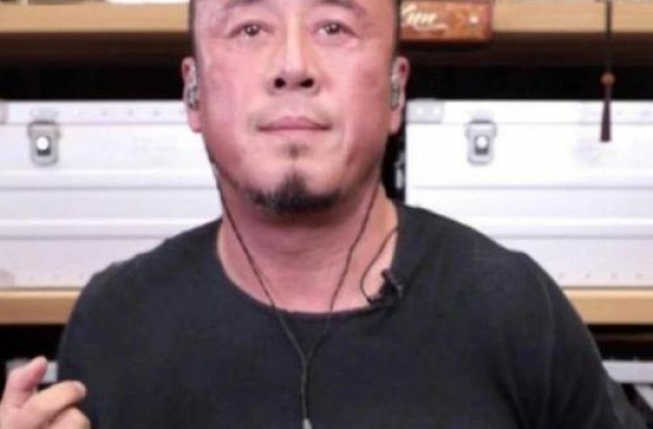 杨坤回应直播时满脸通红：三亚待了一周严重晒伤