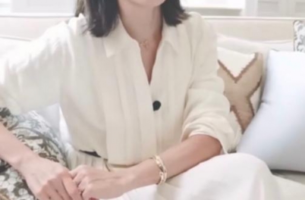 黎姿罕晒奢侈生活，起床便可看到维港美景，海景阳台用餐后游泳