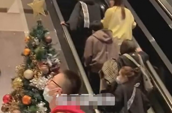 张钧甯疑与路人起冲突，对方撒泼闹事砸东西，吓的张钧甯仓惶离场