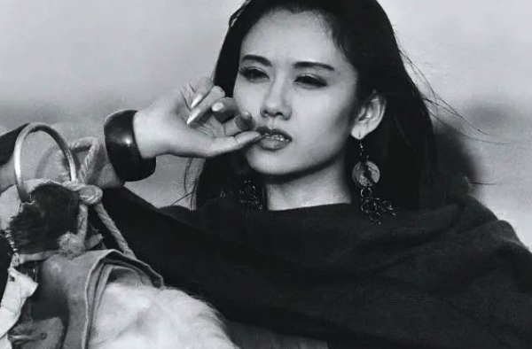 杨丽萍28年前旧照曝光，全身只裹一块白布跳舞，不戴帽子太惊艳