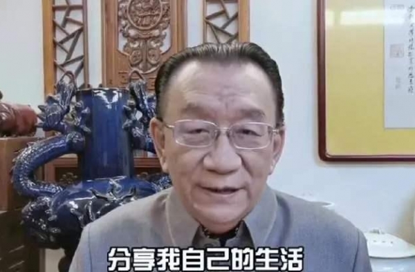 相声大师侯耀华获终身成就奖？晒豪宅却送假包，网友：德艺双缺