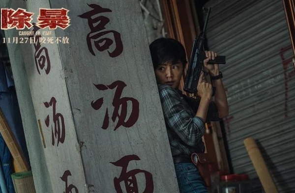 她从二楼一跃而下，成就年度最帅镜头