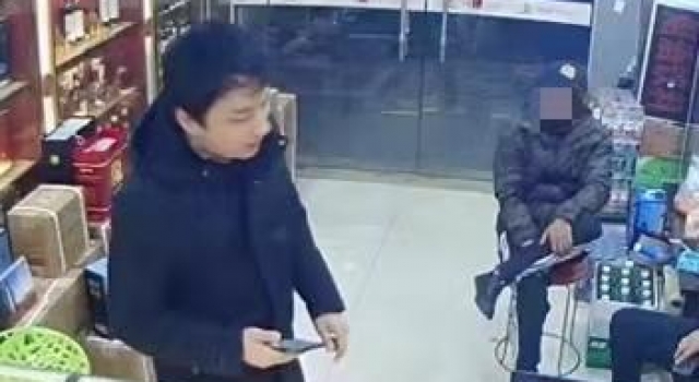 王思聪现身小店太低调！身价上亿仅抽10元烟，门口有俩美女等？