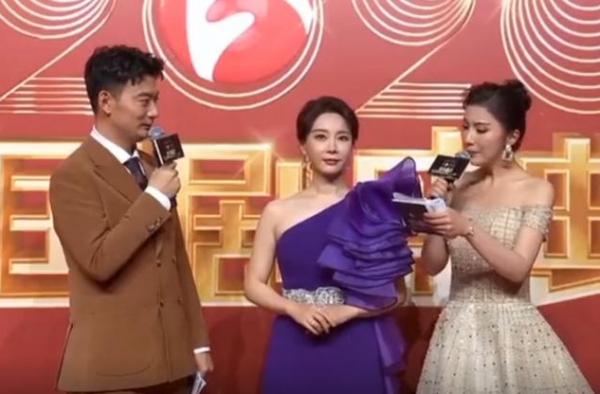 陈数出席红毯活动，面容僵硬两颊凹陷，手臂赘肉明显状态大不如前