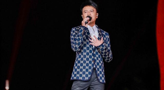 李克勤《红日》唱响海南岛电影节 成龙台下合唱