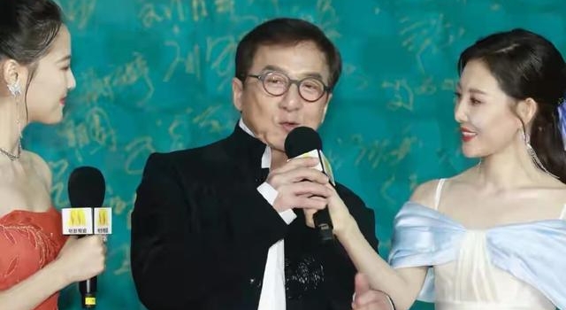 成龙现身海南电影节，满脸皱纹，大哥也老了