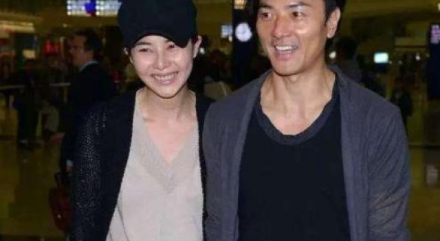 蒙嘉慧罕见秀恩爱，偷拍郑伊健宅家打游戏，意外曝光千万豪宅内景