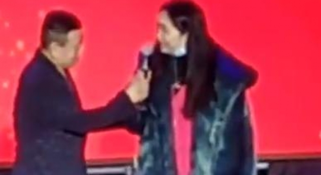 这是真爱粉啊！潘长江泗县商演，树上挂满围观群众