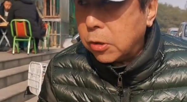 63岁冯巩带徒弟吃路边摊，桌上仅有四碟小菜，生啃大饼过于省钱
