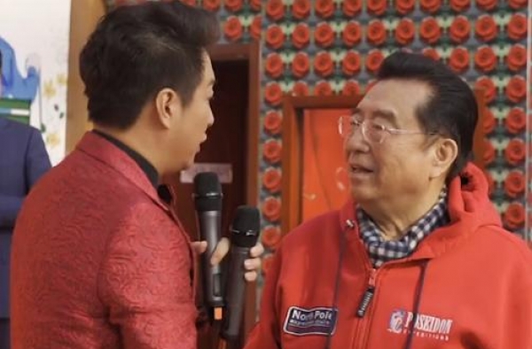 81岁李双江当证婚人，只穿卫衣显不正式，现场开唱上气不接下气